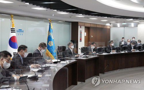 긴급 국가안전보장회의(NSC) 주재하는 문재인  대통령(서울=연합뉴스) 문재인 대통령이 24일 오후 청와대 국가위기관리센터에서 열린 북한의 대륙간탄도미사일 발사 관련 긴급 국가안전보장회의(NSC) 에서 발언 하고 있다. 2022.3.24 [청와대 제공. 재판매 및 DB금지] jeong@yna.co.kr