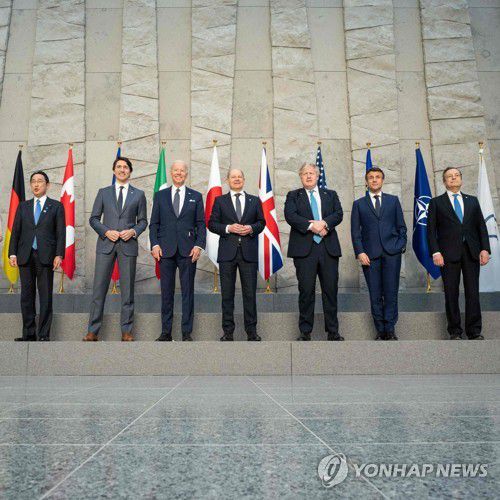 (브뤼셀 AFP=연합뉴스) 주요 7개국(G7) 정상들이 24일 벨기에 브뤼셀에서 단체 사진을 찍고 있다. 2022.3.24. photo@yna.co.kr