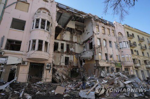러시아군 폭격으로 망가진 우크라이나 하르키우[AP=연합뉴스. 재판매 및 DB 금지]