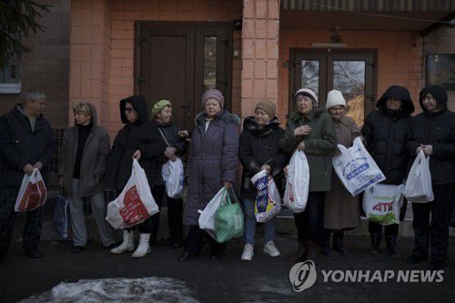 구호품 대기중인 우크라이나 하르키우 주민들[AP=연합뉴스 자료사진. 재판매 및 DB 금지]