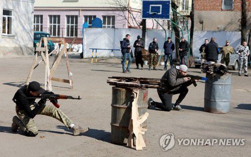'러군 침공 대비' 사격 훈련받는 우크라 시민들(이바노-프란킵스크 로이터=연합뉴스) 우크라이나 서남부 이바노-프란킵스크에서 21일(현지시간) 시민들이 러시아군의 침공에 대비해 교관으로부터 사격훈련을 받고 있다. 2022.3.22 sungok@yna.co.kr