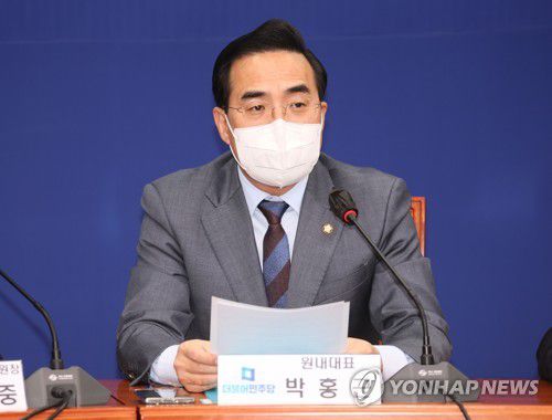 발언하는 박홍근 신임 원내대표(서울=연합뉴스) 백승렬 기자 = 더불어민주당 박홍근 신임 원내대표가 25일 국회 대표실에서 열린 비상대책위원회 회의에서 발언하고 있다. 2022.3.25 srbaek@yna.co.kr