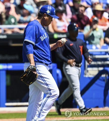 류현진, 1회 선두타자 홈런 허용(더니든 AP=연합뉴스) 토론토 블루제이스 왼손 선발 류현진이 26일(한국시간) 미국 플로리다주 더니든 TD볼파크에서 열린 2022 미국프로야구 메이저리그 디트로이트 타이거스와의 시범경기에서 1회 선두타자 홈런을 허용한 뒤, 생각에 잠겨 있다.