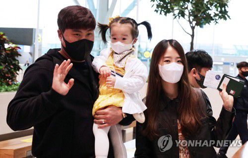 출국하는 류현진토론토 블루제이스의 류현진이 14일 인천국제공항 제2터미널에서 아내 배지현 전 아나운서, 딸과 함께 출국하고 있다. 2022.3.14 saba@yna.co.kr