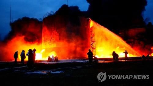 러시아의 순항 미사일 공격으로 파괴된 우크라이나 르비우의 연료 저장시설 [AFP 연합뉴스 자료사진. 재판매 및 DB 금지]