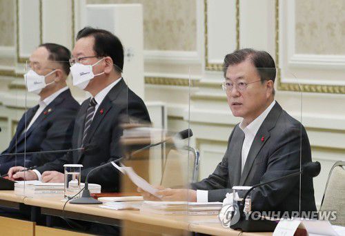 내년 경제정책 방향 논의 나선 문재인 대통령(서울=연합뉴스) 안정원 기자 = 문재인 대통령이 20일 청와대 영빈관에서 열린 확대 국민경제자문회의에 참석, 발언하고 있다.  이날 회의에서 홍남기 경제부총리 발표로 올 한 해 경제를 평가하고  내년 경제 정책 방향 등이 제시될 예정이다. 2021.12.20 jeong@yna.co.kr