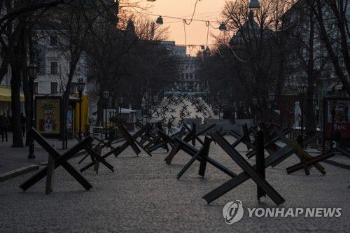'러시아군 진격 대비' 대전차 장애물 설치된 오데사 거리(오데사 AP=연합뉴스) 24일(현지시간) 우크라이나 남부 항구도시 오데사 거리에 러시아군 진격에 대비해 대전차 장애물이 줄지어 설치돼 있다. 러시아군은 우크라이나 최대 물류 항으로 '경제 심장'인 오데사에 대한 대대적인 공격을 앞둔 것으로 전해졌다. 2022.3.25 leekm@yna.co.kr