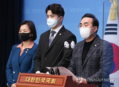 박홍근, 원내대변인단 인선 발표(서울=연합뉴스) 이정훈 기자= 더불어민주당 박홍근 원내대표가 27일 오후 국회 소통관에서 원내대표단 대변인단 인선을 발표하고 있다.     왼쪽부터 원내대변인으로 임명된 이수진ㆍ오영환 의원, 박 원내대표. 2022.3.27 [국회사진기자단] uwg806@yna.co.kr