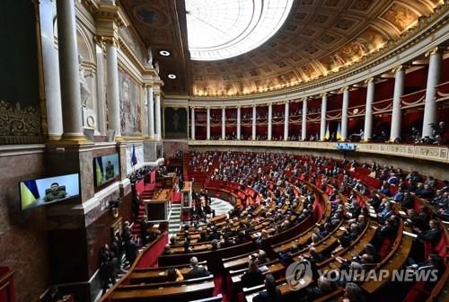 프랑스 의원들 상대로 화상 연설하는 젤렌스키[AFP 연합뉴스 자료사진. 재판매 및 DB 금지]