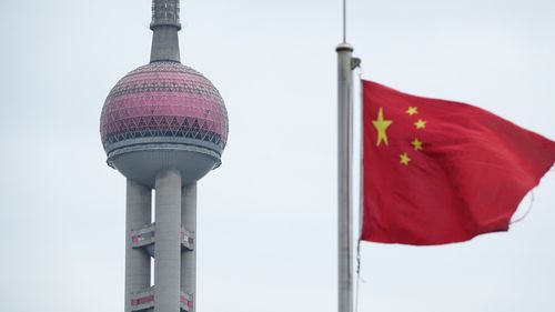 상하이를 상징하는 랜드마크인 동방명주탑과 오성홍기(상하이=연합뉴스) 차대운 특파원 = 28일 중국 상하이의 랜드마크인 동방명주탑 앞에 중국 국기인 오성홍기가 걸려 있다. 2022.3.28 cha@yna.co.kr (끝)