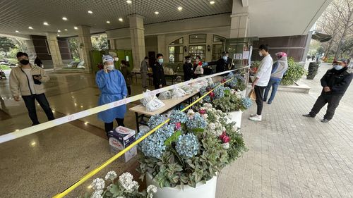 격리된 상하이의 한 아파트 단지(상하이=연합뉴스) 차대운 특파원 = 27일 오후 중국 상하이의 창닝구의 한 아파트 단지에서 코로나19 감염자가 발견돼 단지 전체가 격리되어 있다. cha@yna.co.kr (끝)