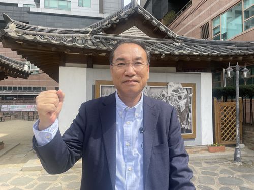 권용범, 대구시장 출마 기자회견 (대구=연합뉴스) 김현태 기자 = 권용범 대구·경북벤처기업협회 전 회장이 28일 오후 대구 중구 서상돈 고택에서 대구시장 출마 기자회견을 하고 있다. 2022.3.28  mtkht@yna.co.kr (끝)