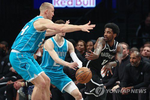 패스 보내는 카이리 어빙(오른쪽)[Vincent Carchietta-USA TODAY Sports/로이터=연합뉴스]