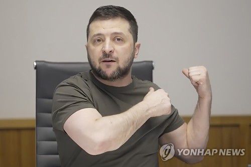 러시아 독립언론과 인터뷰하는 우크라 대통령(키이우 AP=연합뉴스) 볼로디미르 젤렌스키 우크라이나 대통령이 27일(현지시간) 수도 키이우(키예프)에서 화상으로 러시아 독립언론과 인터뷰하고 있다. 볼로디미르 대통령은 이 인터뷰에서 우크라이나의 중립국화, 비핵보유국 지위, 우크라이나 내 러시아어 사용 허용 등을 논의할 수 있다고 밝혔다. [우크라이나 대통령실 제공] 2022.3.28 sungok@yna.co.kr