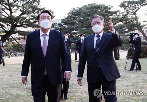 대화하는 문재인 대통령과 윤석열 대통령 당선인(서울=연합뉴스) 안정원 기자 = 문재인 대통령과 윤석열 대통령 당선인이 28일 오후  만찬 회동을 위해 청와대 상춘재로 향하며 대화하고  있다.   2022.3.28 jeong@yna.co.kr