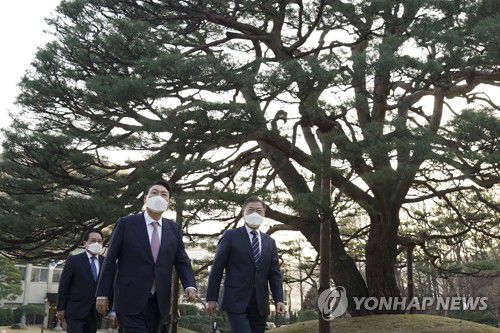 만찬 회동 나선 문재인 대통령과 윤석열 대통령 당선인(서울=연합뉴스) 문재인 대통령과 윤석열 대통령 당선인이 28일 오후 만찬 회동을 위해 청와대 상춘재로 향하며 대화하고 있다. 2022.3.28 [청와대 제공. 재판매 및 DB 금지] jeong@yna.co.kr