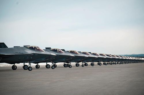 미 공군 F-35A 밀집대형미 공군이 알래스카 아일슨 기지에서 지난 25일 F-35A 스텔스 전투기들을 대거 동원해 지상활주 훈련인 '엘리펀트 훈련'을 한 모습 [미 인도태평양사령부 제공. 재판매 및 DB 금지]