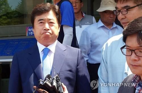 벌금 500만원을 선고받은 후 침통한 표정의 박경철 전 시장 [연합뉴스 자료사진]