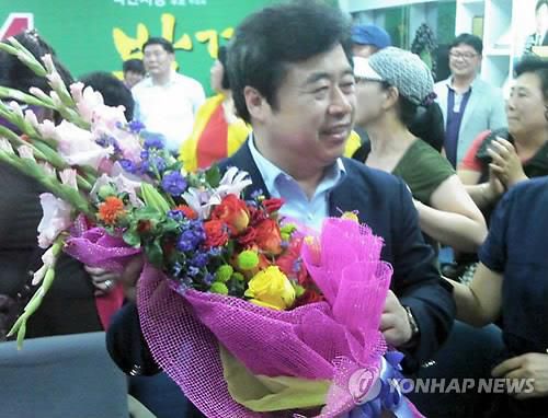 시장 당선 당시 꽃다발 받은 박경철 전 시장[박경철 선거사무소 제공]