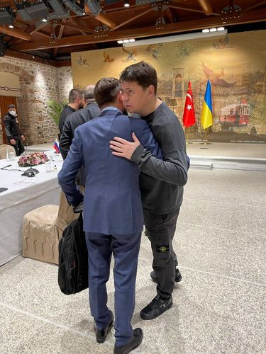 5차 평화협상 중 휴식하는 우크라이나 협상단 [미하일로 포돌랴크 트위터 캡처. 재판매 및 DB 금지]