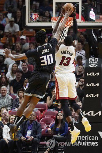마이애미 뱀 아데바요(13번)와 새크라멘토 데이미언 존스(30번) 경기 모습[AP=연합뉴스]