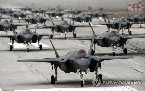 '엘리펀트 워크' 훈련 한국 공군 F-35A 스텔스 전투기(서울=연합뉴스) 서욱 국방부 장관이 25일 공군기지를 방문해 F-35A의 '엘리펀트 워크(Elephant Walk)' 훈련을 현장 지휘하고 북한의 ICBM 발사와 관련해 우리 군의 군사대비태세를 점검했다. 사진은 훈련 중인 F-35A 스텔스 전투기 모습. 2022.3.25 [국방부 제공. 재판매 및 DB 금지] photo@yna.co.kr