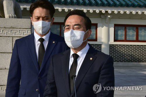 취재진 질문에 답변하는 박홍근 원내대표(서울=연합뉴스) 더불어민주당 박홍근 신임 원내대표가 29일 서울 동작구 동작동 국립서울현충원에서 참배한 뒤 취재진 질문에 답변하고 있다. 2022.3.29 [국회사진기자단] srbaek@yna.co.kr