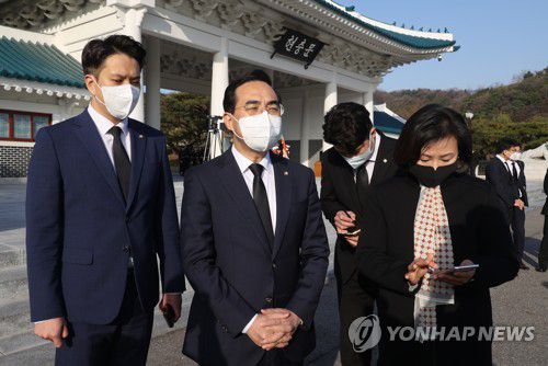 취재진 질문에 답변하는 박홍근 원내대표(서울=연합뉴스) 더불어민주당 박홍근 신임 원내대표가 29일 서울 동작구 동작동 국립서울현충원에서 참배한 뒤 취재진 질문에 답변하고 있다. 2022.3.29 [국회사진기자단] srbaek@yna.co.kr