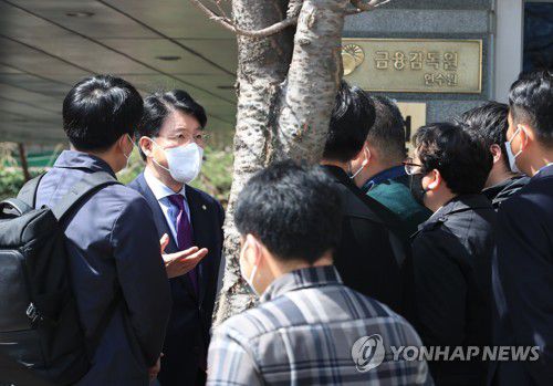 기자들과 질의응답하는 장제원 비서실장(서울=연합뉴스) 장제원 20대 대통령 당선인 비서실장이 29일 서울 종로구 통의동 대통령직인수위원회 집무실에서 외부 일정 참석차 건물을 나서며 기자들의 질문에 답하고 있다. 2022.3.29 [인수위사진기자단] photo@yna.co.kr