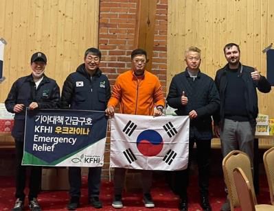 국내 NGO '기아대책'과 난민 구호에 나선 남종석 폴란드 한인협회 (오른쪽 2번째) [본인 제공]