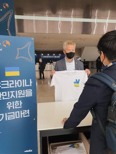 난민 지원 티셔츠를 판매하는 남종석 폴란드 한인연합회장[왕길환 촬영]