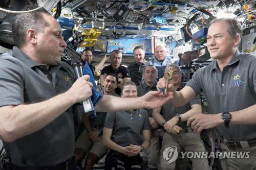 평화롭게 이뤄진 ISS '열쇠' 이양식(국제우주정거장 UPI=연합뉴스) 국제우주정거장 사령관을 맡아온 러시아 우주비행사 안톤 슈카플레로프(왼쪽)가 29일 우주비행사 10명이 모두 모인 가운데 우주정거장 지휘권의 상징인 열쇠를 미국 우주비행사 토머스 마시번에게 건네주고 있다. 2022.3.29. [NASA 제공] photo@yna.co.kr