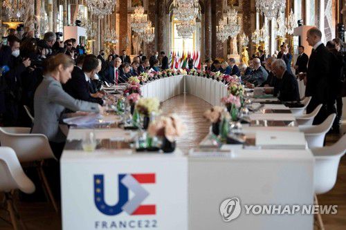 러시아 추가 제재 조치 숙의하는  EU 정상들(베르사이유 EPA=연합뉴스) 유럽연합(EU) 회원국 정상들이 지난 11일(현지시간) 프랑스 파리 외곽의 베르사이유궁에서 러시아에 대한 추가 제재 조치를 논의하기 위해 열린 비공식 회의에 참석하고 있다. 2022.3.30 [EPA 연합뉴스 자료사진. 재판매 및 DB 금지]