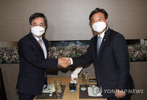 악수하는 윤호중-김동연(서울=연합뉴스) 이정훈 기자 = 더불어민주당 윤호중 비상대책위원장과 새로운물결 김동연 대표가 30일 오후  서울 여의도 한 식당에서 오찬 전 악수하고 있다. 2022.3.30 [국회사진기자단] uwg806@yna.co.kr