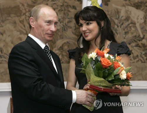 2008년 푸틴 대통령으로부터 러시아 인민예술가상(PAR)을 받은 네트렙코 모습[AP 연합뉴스 자료사진. 재판매 및 DB 금지]