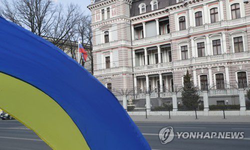 라트비아 주재 러시아 대사관 앞에 놓인 우크라이나 지지 국기[EPA 연합뉴스 자료사진. 재판매 및 DB 금지]