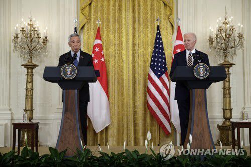 공동 기자회견 하는 리셴룽 싱가포르 총리(왼쪽)와 조 바이든 미국 대통령 2022.3.29[UPI=연합뉴스]