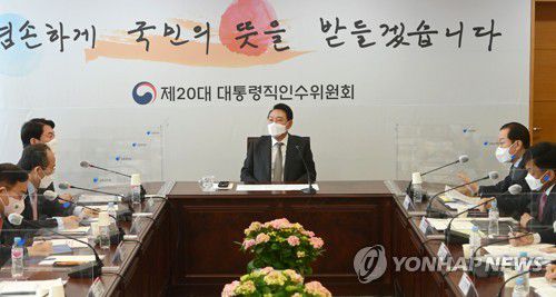 업무보고 회의 주재하는 윤석열 당선인(서울=연합뉴스) 윤석열 대통령 당선인이 31일 오전 서울 종로구 통의동 대통령직인수위원회에서 열린 경제1분과 업무보고 회의를 주재하고 있다. 2022.3.31 [인수위사진기자단] photo@yna.co.kr