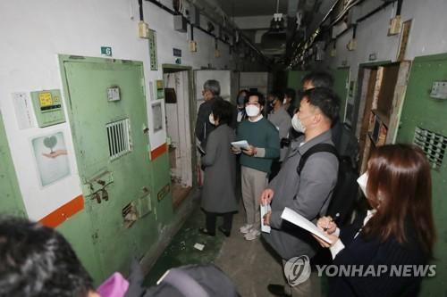 5·18 당시 시민들 가둔 옛 광주교도소(광주=연합뉴스) 천정인 기자 = 31일 오전 5·18 사적지인 광주 북구 옛 광주교도소에서 5·18 정책연구 특별팀(TF) 위원들이 현장 방문을 하고 있다. 이들은 이날 옛 광주교도소 일원에서 옛 광주교도소를 민주인권기념파크로 조성하는 사업이 새정부 국정과제에 반영될 수 있도록 전략회의를 열었다. 2022.3.31 iny@yna.co.kr