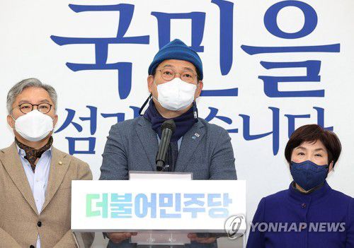 대표직 사퇴의사를 밝히는 송영길 대표(서울=연합뉴스) 이정훈 기자 = 더불어민주당 송영길 대표가 10일 오후 서울 여의도 국회에서 열린 기자회견에서 대표직 사퇴의사를 밝히고 있다. 이날 민주당 지도부는 대선 패배에 책임을 지고 총사퇴를 하기로 했다. 2022.3.10 [국회사진기자단] uwg806@yna.co.kr