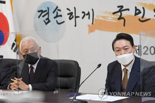 인사말하는 윤석열 대통령 당선인(서울=연합뉴스) 이지은 기자 = 윤석열 대통령 당선인이 1일 오전 서울 종로구 한국금융연수원에 마련된 대통령직인수위원회 대회의실에서 열린 국민통합위원회 1차 전체회의에서 인사말을 하고 있다. 2022.4.1 [공동취재] jieunlee@yna.co.kr