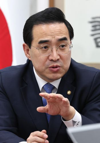 연합뉴스와 인터뷰하는 더불어민주당 박홍근 원내대표(서울=연합뉴스) 하사헌 기자 = 더불어민주당 박홍근 원내대표가 서울 여의도 국회에서 연합뉴스와 인터뷰하고 있다. 2022.4.3     toadboy@yna.co.kr