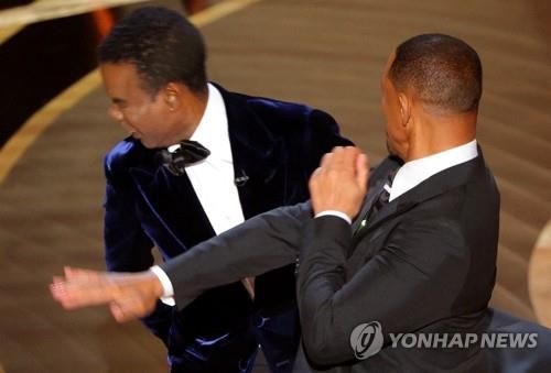 아카데미상 시상식에서 코미디언 크리스 록(왼쪽)의 뺨을 때리는 윌 스미스[로이터 연합뉴스 자료사진. 재판매 및 DB 금지]