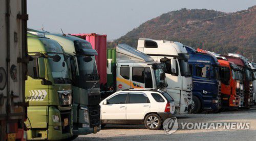 차고지에 주차된 화물차량[연합뉴스 자료사진]