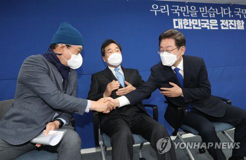 더불어민주당 선대위 해단식더불어민주당 이재명 대선 후보가 지난 3월 10일 오후 서울 여의도 중앙당사에서 열린 선대위 해단식에서 이낙연 총괄선대위원장(가운데), 송영길 대표와 악수하고 있다. [연합뉴스 자료사진]