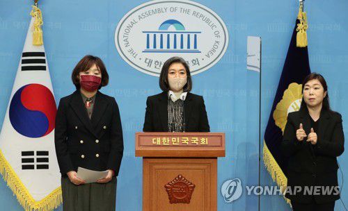 현안 브리핑하는 국민의힘 김행 공천관리위원회 대변인(서울=연합뉴스) 하사헌 기자 = 국민의힘 김행 지방선거 공천관리위원회 대변인이 1일 서울 여의도 국회 소통관에서 현안 관련 브리핑을 하고 있다. 2022.4.1 [국회사진기자단] toadboy@yna.co.kr