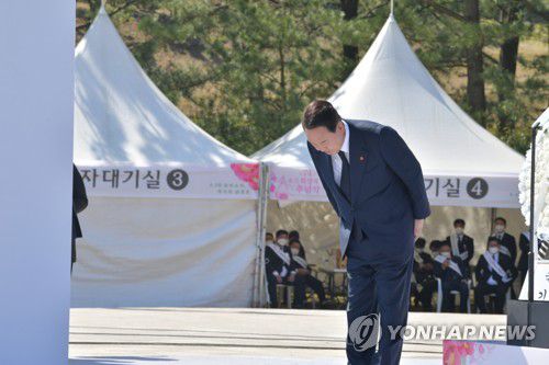 인사하는 윤석열 당선인(제주=연합뉴스) 3일 오전 제주시 봉개동 4·3평화공원에서 열린 제74주년 제주 4·3 희생자 추념식에서 윤석열 대통령 당선인이 추념사를 끝내고 유족을 향해 인사하고 있다. 2022.4.3 [제주도사진기자회] dragon.me@yna.co.kr