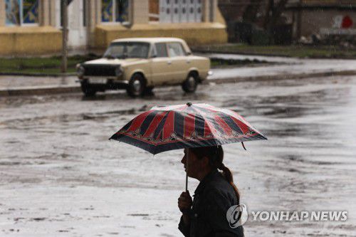 3일(현지시간) 친러반군이 점령한 우크라이나 동부 루간스크(루한스크) 지역 여성 주민의 모습(기사와 관련 없음)[타스 연합뉴스 자료사진. 재판매 및 DB금지]