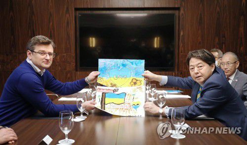 폴란드 방문 일본 외무상, 우크라 외교장관과 회담(바르샤바 교도=연합뉴스) 폴란드를 방문 중인 하야시 요시마사 일본 외무상은 2일(이하 현지시간) 바르샤바에서 드미트로 쿨레바 우크라이나 외교장관과 약 1시간 동안 회담했다. 하야시 외무상이 일본 어린이가 우크라이나의 평화를 기원하며 그린 그림을 쿨레바 외교장관에게 전달하는 모습. 2022.4.3      [교도 제공. 재판매 및 DB 금지] hojun@yna.co.kr