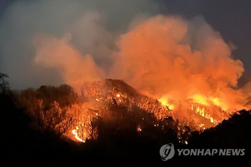 남한산성 자락에 산불(서울=연합뉴스) 4일 오후 경기도 하남시 학암동 남한산성 자락에서 발생한 산불이 번지고 있다. 2022.4.4 [독자 제공. 재판매 및 DB 금지] photo@yna.co.kr